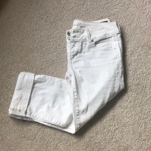American Eagle white capris